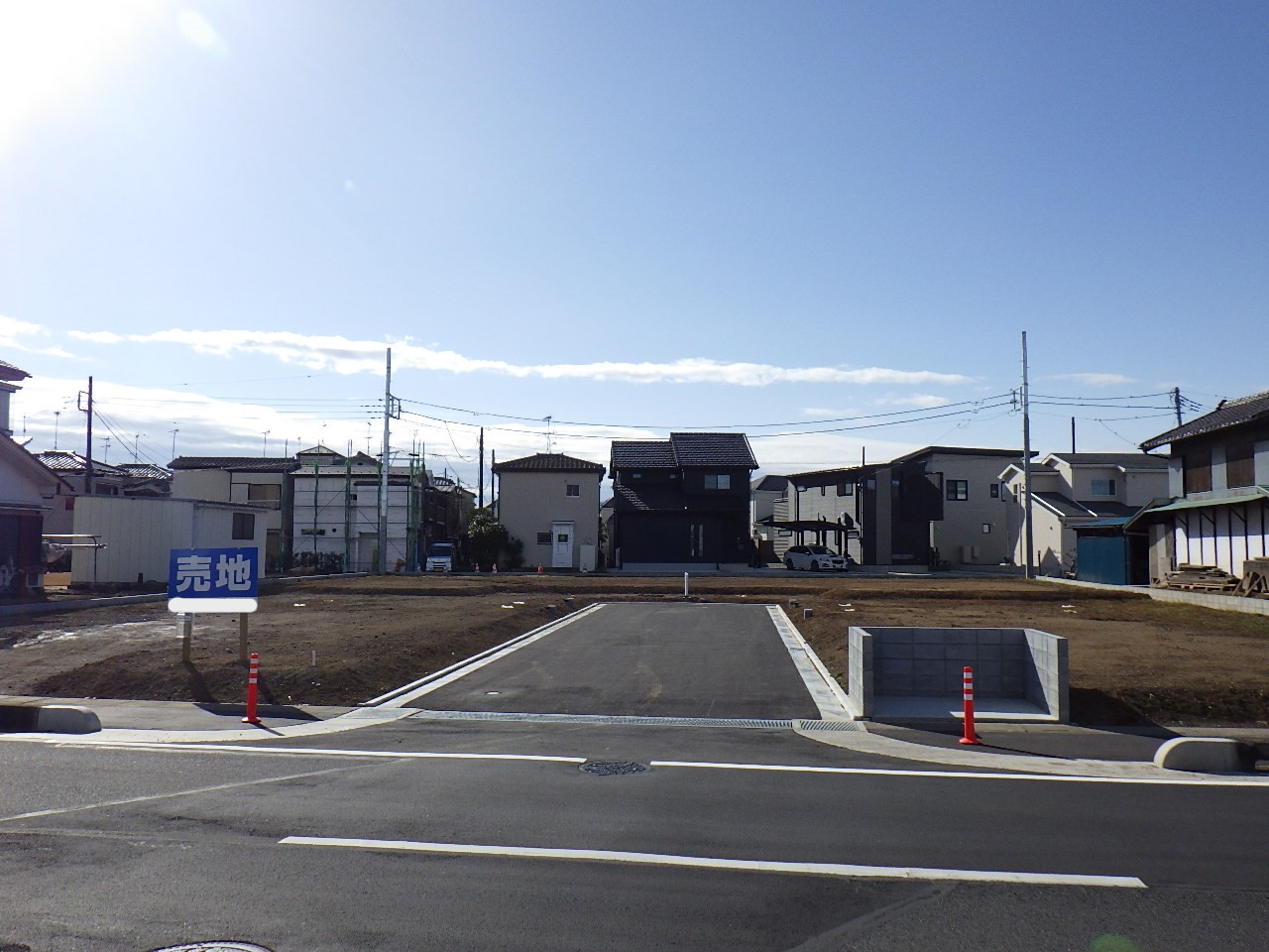 宅地への進入路と道路を整備した分譲地