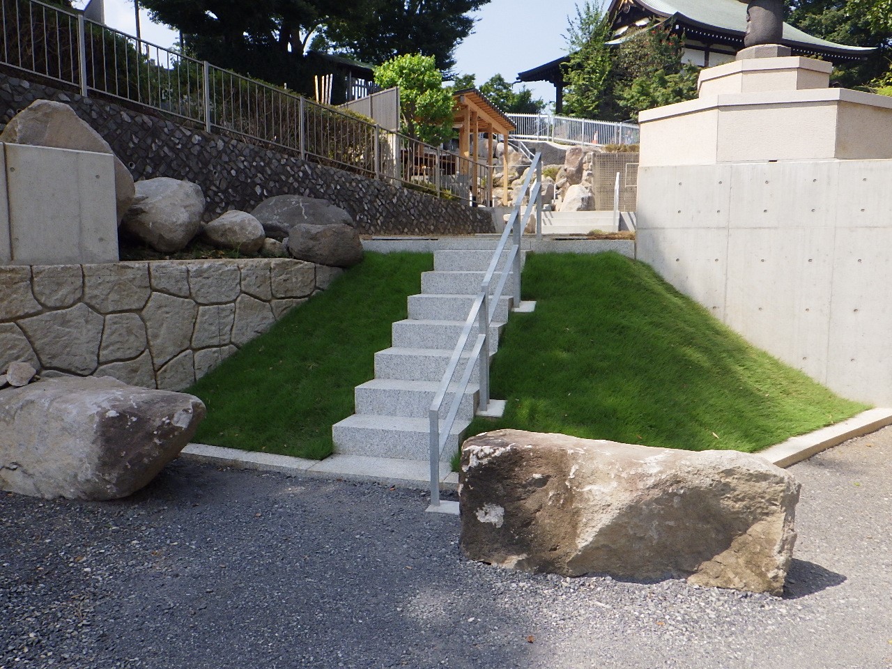 寺院の階段、石積みと庭園を整備した造成工事